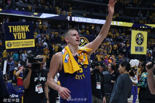 咪咕前方！@胡金秋21 手持冠军鼎登场，@浙江广厦篮球俱乐部 新赛季出征仪式