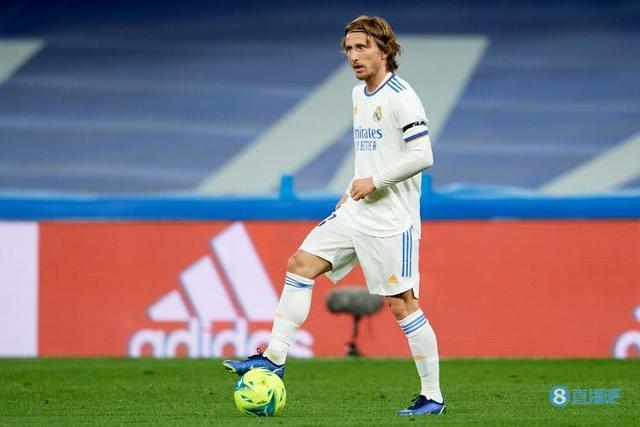 王曼昱3-0横扫李恩惠，发挥稳定，技术多样，孙颖莎等队友观战学习。